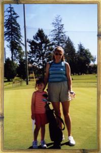 Mom-and-daughter_golf